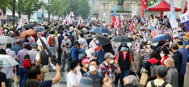 사회적 거리두기 상향된 광복절 : 수천명의 시민이 집회를 열었다