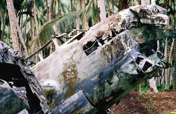 ラバウルのジャングルに残る旧日本軍の爆撃機の残骸