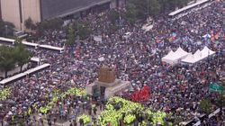 사회적 거리두기 상향된 광복절 : 수천명의 시민이 집회를 열었다