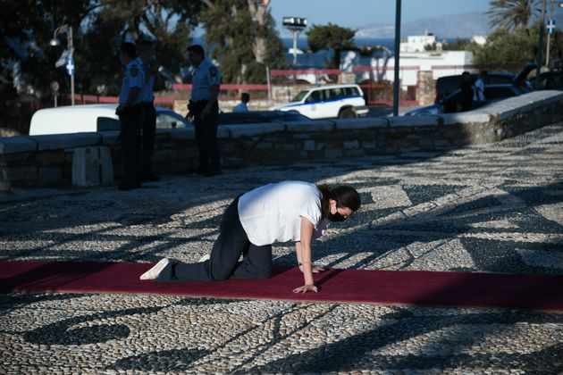 Ο Δεκαπενταύγουστος του κορονοϊού: Η Ελλάδα γιορτάζει με κατάνυξη αλλά και