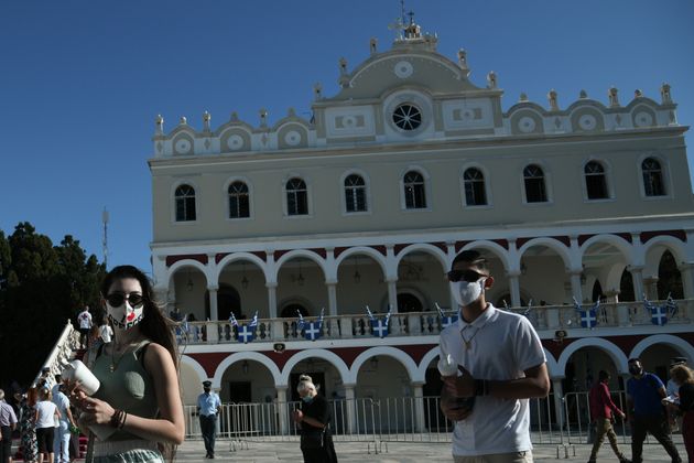 Ο Δεκαπενταύγουστος του κορονοϊού: Η Ελλάδα γιορτάζει με κατάνυξη αλλά και