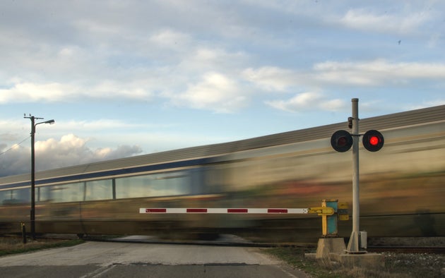 Passaggio a livello guasto: automobilista travolta e uccisa dal treno nel Lodigiano Passaggio a livello guasto: automobilista travolta e uccisa dal treno nel Lodigiano