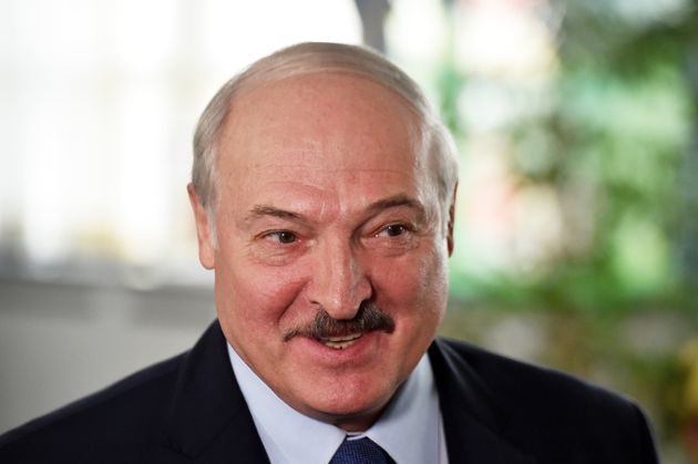 Alexander Loukachenko, ici dans un bureau de vote lors de l'élection présidentielle biélorusse...