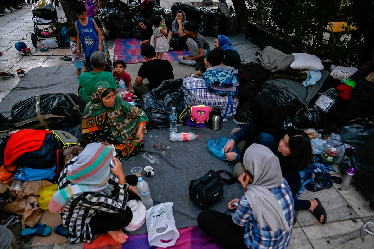 Γυναίκες στην πλατεία Βικτωρίας στις 29 Ιουλίου, κάθονται σε κύκλο όπως έχουν μάθει να κάνουν στην πατρίδα τους. Ο δρόμος βέβαια είναι πλέον το σπίτι τους. 