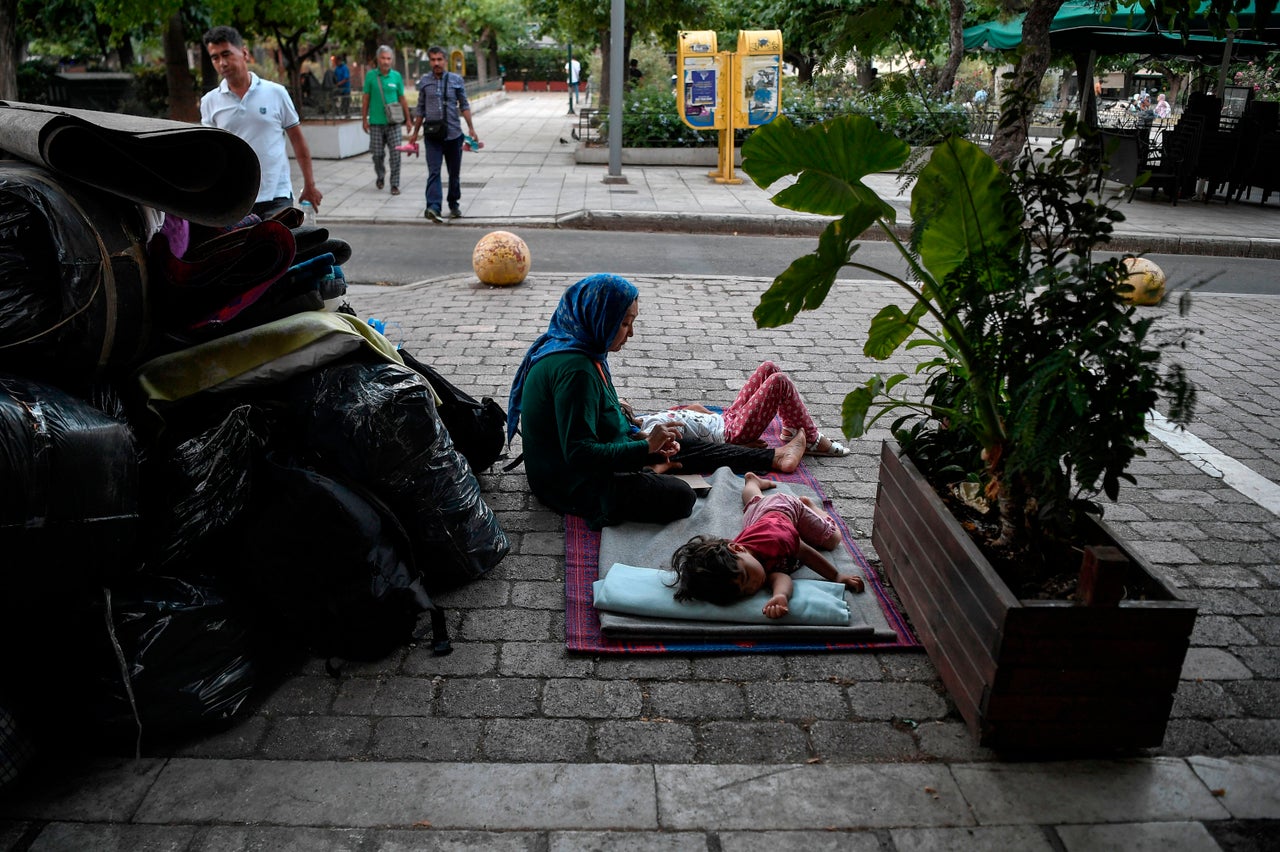 Στην πλατεία Βικτωρίας δεν έμειναν ούτε παγκάκια για να κοιμηθούν έστω τα παιδιά (30 Ιουλίου)