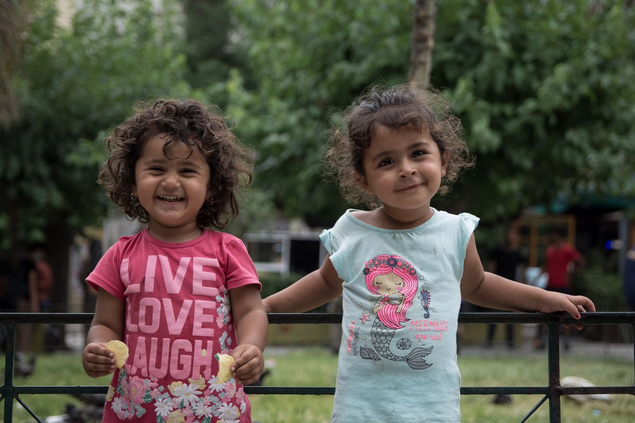 Δύο πανέμορφες πιτσιρίκες, ζούσαν στις αρχές Ιουλίου στο δρόμο, στην Πλατεία Βικτωρίας. Χάρισαν όμως το πιο πλατύ τους χαμόγελο. 