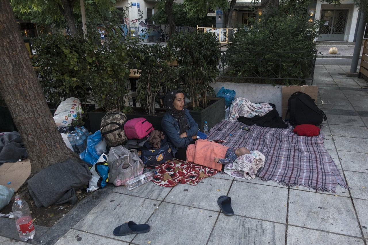 Μια μητέρα μαζί με το μόλις ενός μηνός μωρό της. Πλατεία Βικτωρίας, 14 Ϊουλίου