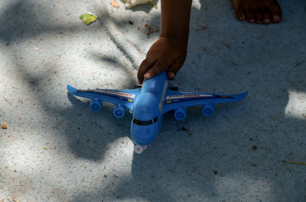 Μικρός πρόσφυγας παίζει με ένα αεροπλανάκι. Πλατείας Βικτωρίρας, 16 Ιουλίου 