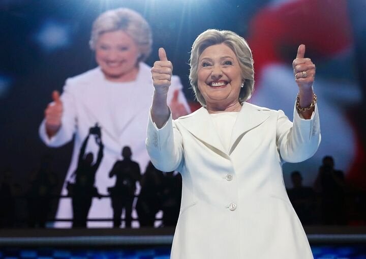 Hillary Clinton, candidate à la présidence, salue le public en montant sur scène le dernier jour de la convention démocrate, à Philadelphie, le 28 juin 2016. 