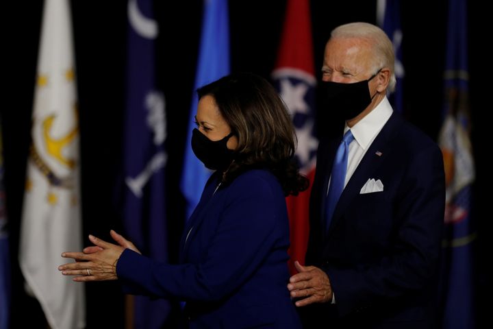 <em>Le futur candidat démocrate Joe Biden, et sa colistière, la sénatrice Kamala Harris, lors de leur première apparition ensemble le 12 août à Wilmington, dans le Delaware. </em>