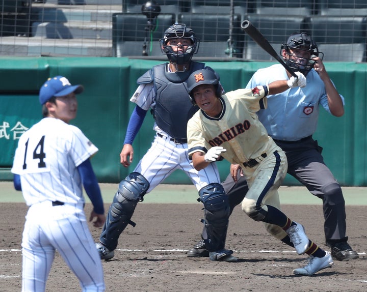 5回表帯広農1死二塁、佐伯柊（右手前）が適時打を放つ＝16日、甲子園