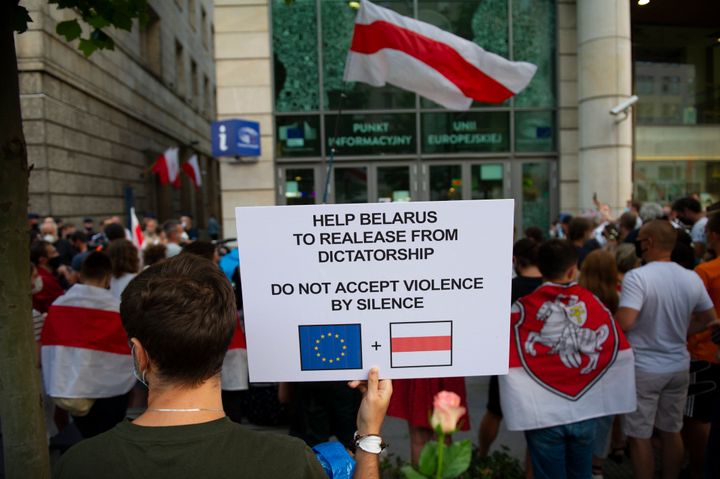 ポーランド・ワルシャワの欧州委員会の建物に数百人が集まり、ベラルーシの抗議する人たちへの団結を示している。