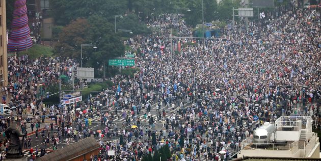 보수단체 회원들이 15일 서울 종로구 광화문 네거리에서 집회를 하고