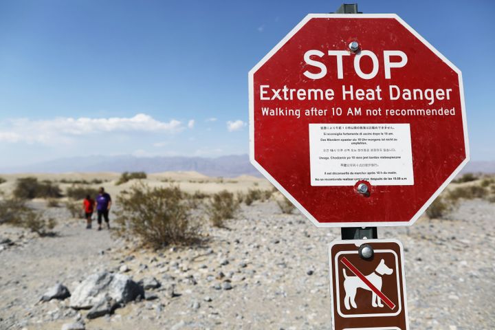 デスバレー国立公園に立てられた標識。「Extreme Heat Danger」と、凄まじい暑さに警戒を呼びかけている。