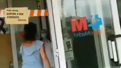 El momento absurdo de una mujer que insulta a los sanitarios en un centro de salud de Madrid: