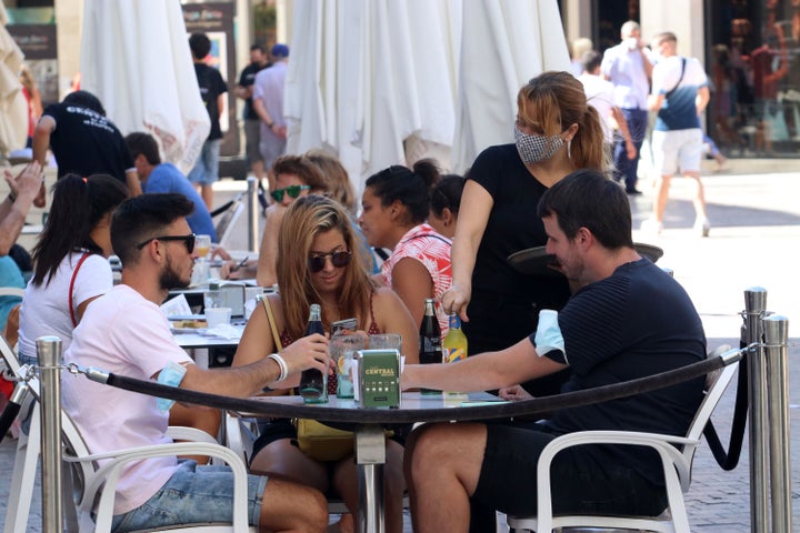 Una camarera atiende en una terraza de un bar en Málaga.