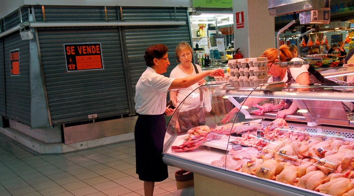 Un cartel de 'se vende' en un puesto el mercado de El Masnou, municipio de la provincia de Barcelona.