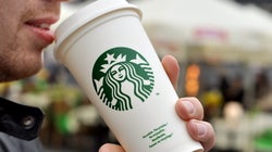 Como fazer um drink de café que vai deixar o Starbucks no