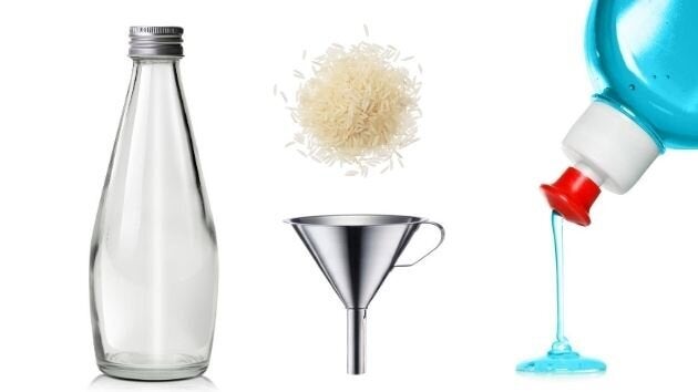 Ingredientes para limpiar una botella de agua de cristal.