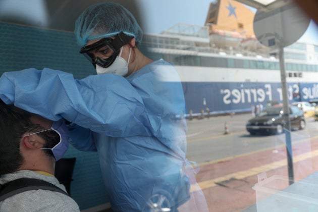Δειγματοληπτικοί έλεγχοι σε ταξιδιώτες που επιστρέφουν στην Αττική από εξειδεικευμένο κλιμάκιο Ειδικών Ιατρών και Νοσηλευτών της Περιφέρειας Αττικής και του Ιατρικού Συλλόγου, στο λιμάνι του Πειραιά, την Τρίτη 18 Αυγούστου 2020