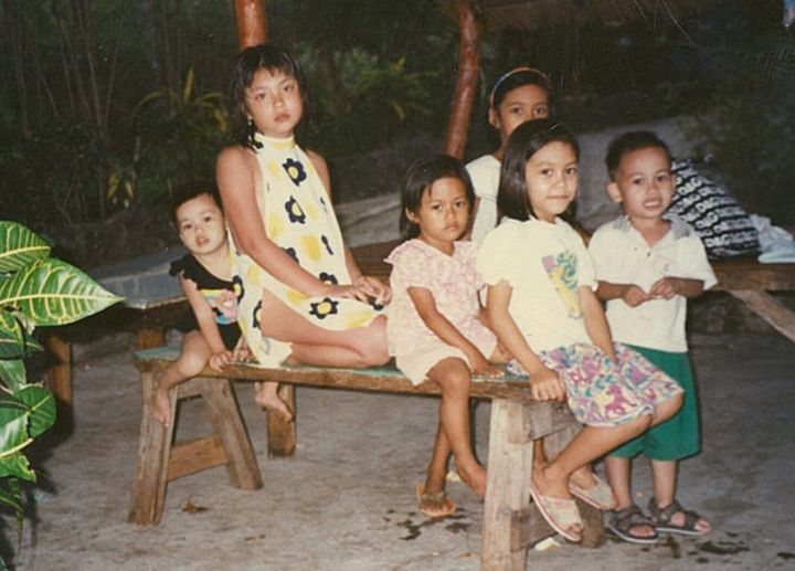 左から2人目が8歳頃の秋元さん。フィリピンにて