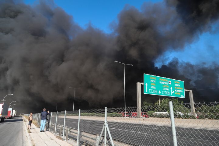 Στιγμιότυπο από την πυρκαγιά σε εργοστάσιο πλαστικών στη Μεταμόρφωση Αττικής, στον παράδρομο της εθνικής οδού Αθηνών- Λαμίας, στο ύψος του 13ου χιλιομέτρου, το Σάββατο 15 Αυγούστου 2020.
