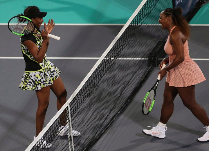 Venus Williams, à gauche, et sa soeur Serena, à droite, à la fin d'un match les opposant en 2018. 