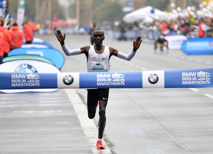 Le Kenyan Eliud Kipchoge traverse la ligne d'arrivée du marathon de Berlin en septembre 2017.