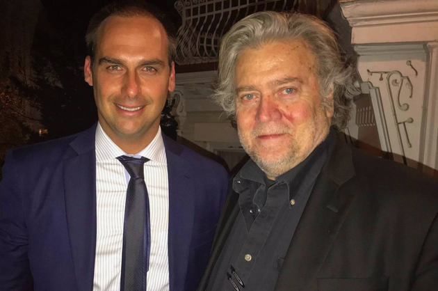 Steve Bannon Ex Assessor De Trump E Amigo De Eduardo Bolsonaro E Preso Nos Eua Huffpost Brasil