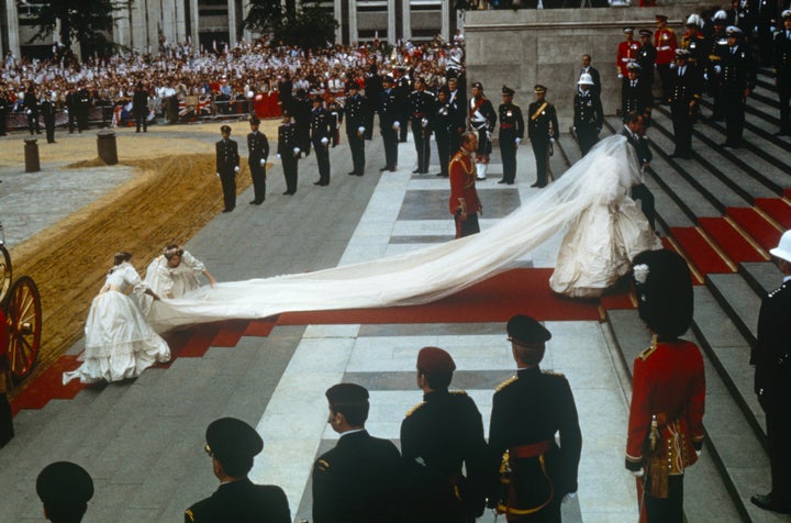 Diana de Gales, en la puerta de la catedral de Saint Paul el día de su boda con Carlos de Inglaterra el 29 de julio de 1981.