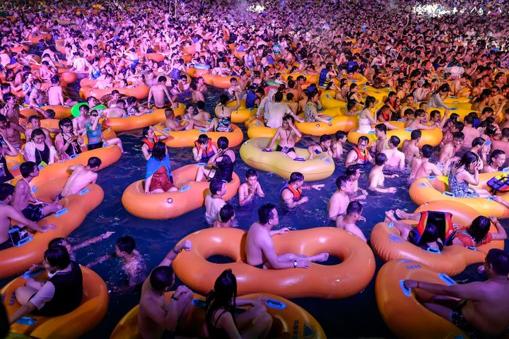 8月15日、武漢市のプールで開かれたイベントの様子 (Photo by STR/AFP via Getty Images)
