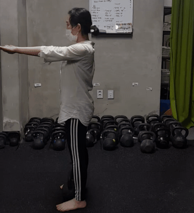 케틀벨 운동 체험 장면 / 반듯한 자세로 엉덩이를 뒤로 잡아당긴 뒤 등을 굽히지 않고 내려가면서 케틀벨을 잡아 들어 올렸다가 다시 내려놓는 자세인데, 자세를 바르게 유지하는 게 꽤 힘이 들었다. 등이 자꾸 굽어지는 어려움이 있었지만 여러 번의 시도 끝에 나는 해냈고 뿌듯함을 느낄 수 있었다.