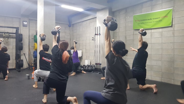 ‘파워존’은 케틀벨, 바벨, 바디웨이트 운동으로 근력을 향상시키는 체육관이다. 이날 수업은 90분 동안 진행됐는데, 다들 지치지 않고 시종일관 ‘파이팅’이 넘쳤다. 이곳의 성비는 남자 2, 여자 8로 30대 여성이 많은 게 특징이다.