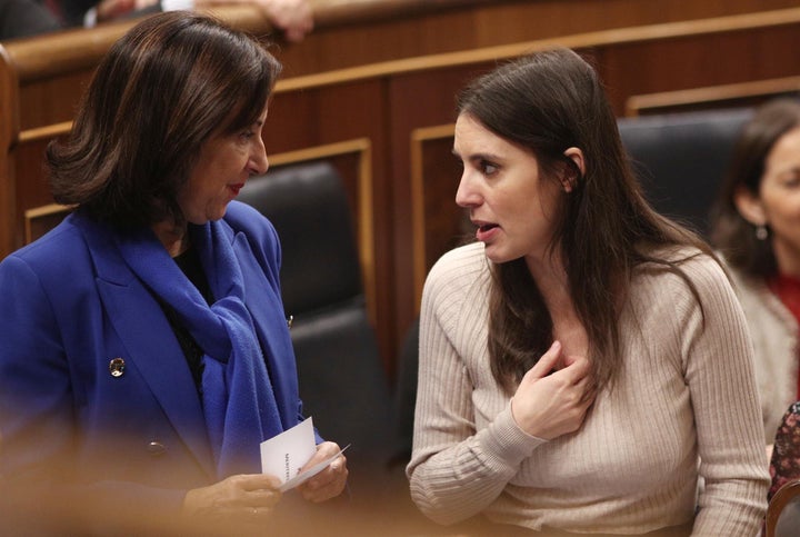 (I-D) La ministra de Defensa y Asuntos Exteriores, Margarita Robles, y la ministra de Sanidad, Irene Montero.