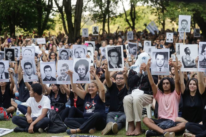 31 Μαρτίου 2019 - Διαδηλωτές κρατούν φωτογραφίες συγγενών τους που έχασαν τη ζωή τους στα χρόνια της δικτατορίας στη Βραζιλία(AP Photo/Andre Penner)