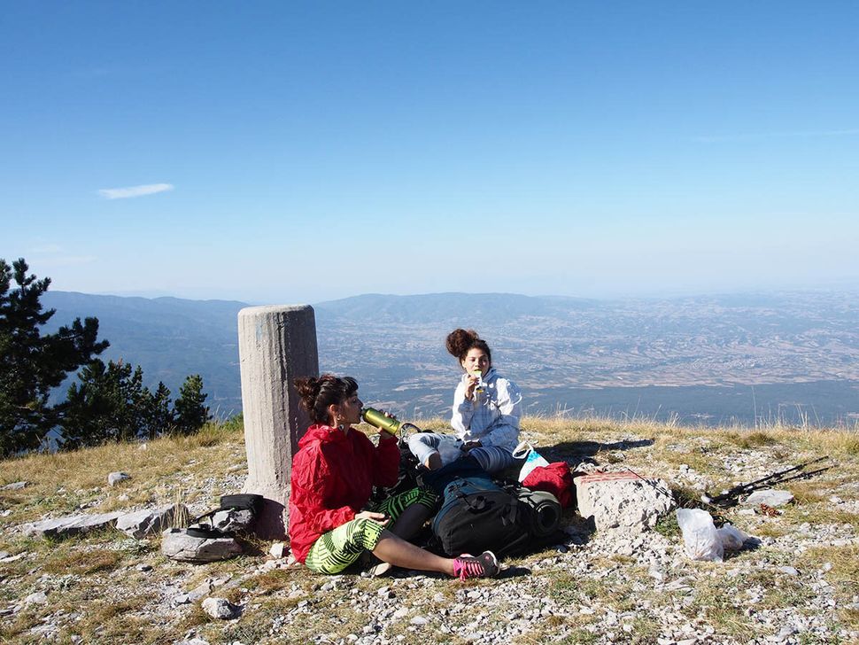 Μια μικρή στάση για να ξεκουραστούμε και να θαυμάσουμε τη θέα από την κορυφή του Μπαρμπαλά, φωτογραφία Ηλίας Γερμαντζίδης 