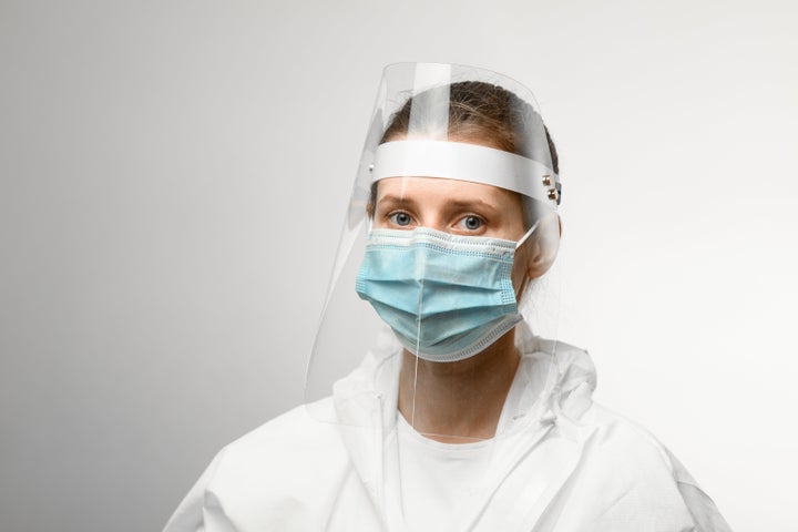 L'équipement de protection individuelle, avec le masque qui empêche de voir le sourire, peut faire peur aux jeunes enfants.