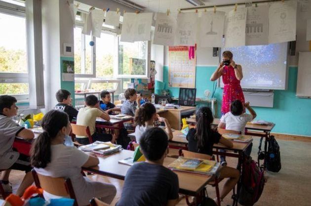 Crianças no primeiro dia de aula do ano escolar na escola primária GuthsMuths, em Berlim, no dia 10 de...