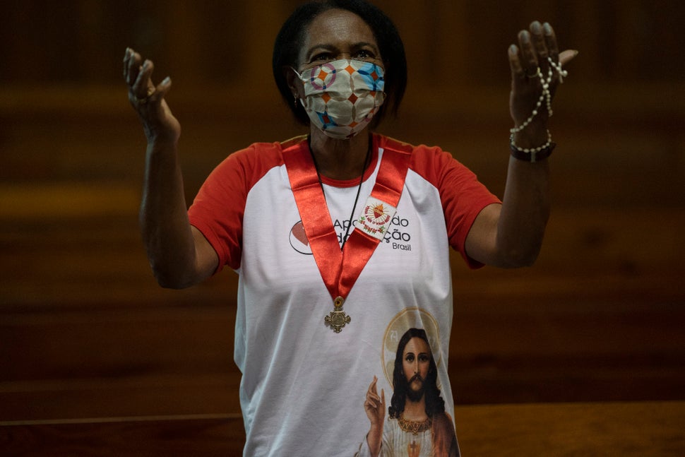 Mulher usa máscara enquanto reza na Catedral Metropolitana no Rio de Janeiro. 