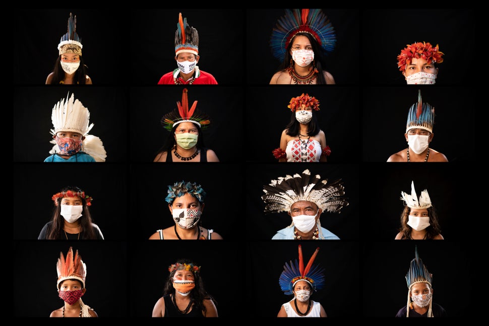 Indígenas de diferentes etnias posam para retratos usando máscaras.