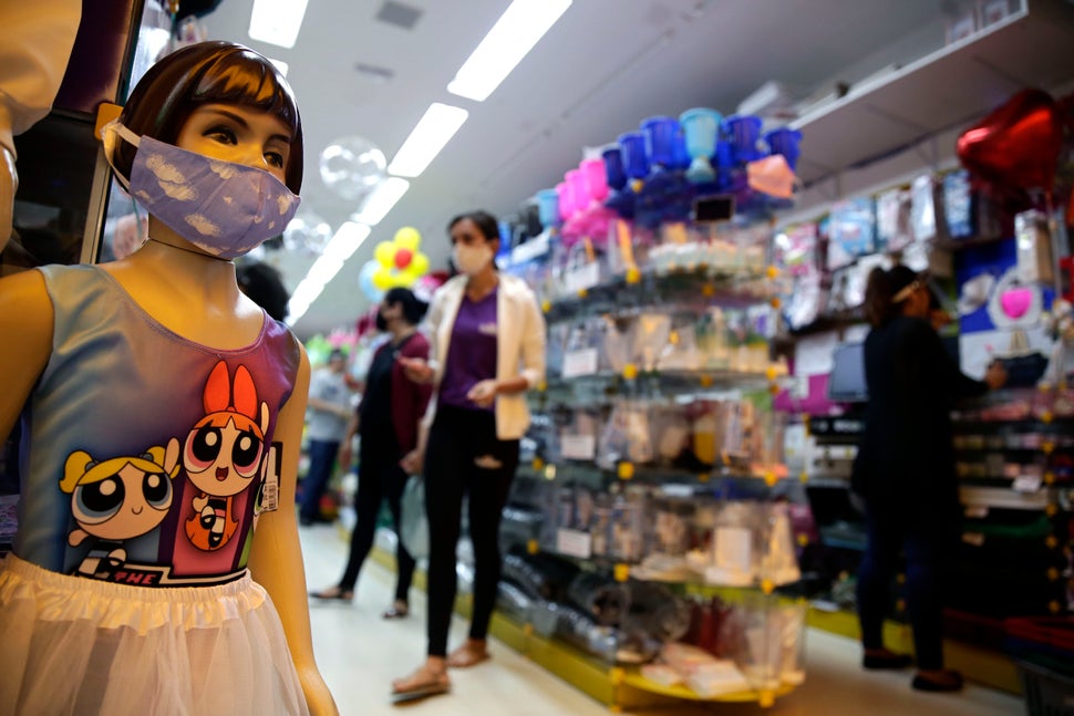 Um manequim usa máscaras em uma loja de produtos populares em Brasília. 