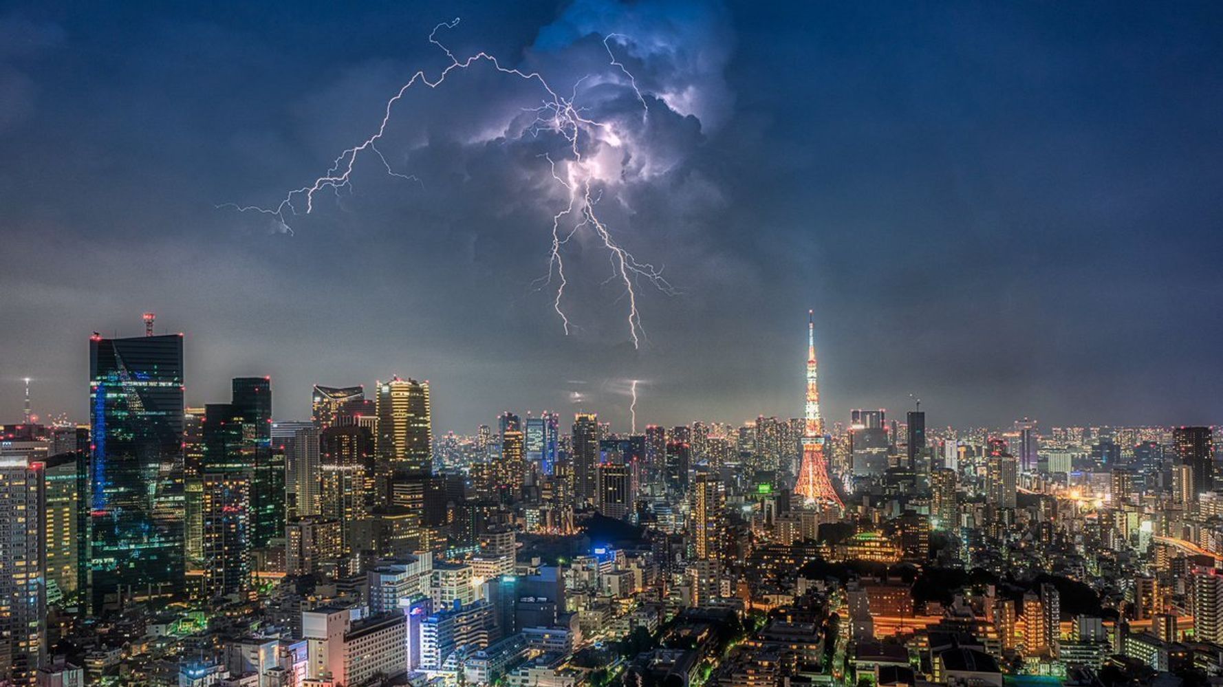 まるで異次元への入口 稲光が東京を覆う瞬間を捉えた写真がカッコいい ハフポスト