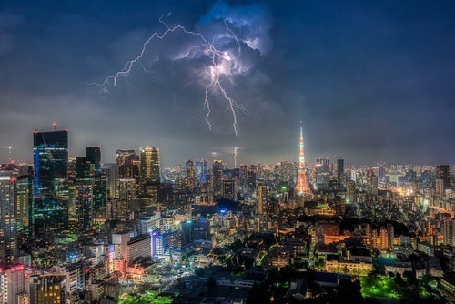 まるで異次元への入口…。 稲光が東京を覆う瞬間を捉えた写真がカッコ 