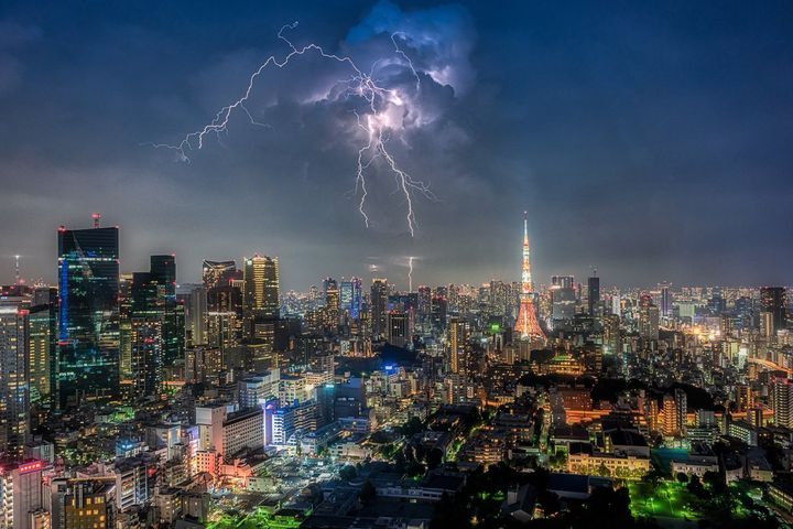 東京の夜空を覆う雷雲