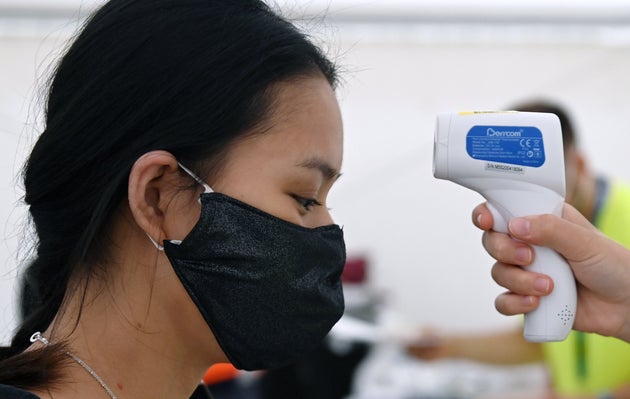 (자료 사진) 건강 검진에서 열을 재고하는 여성