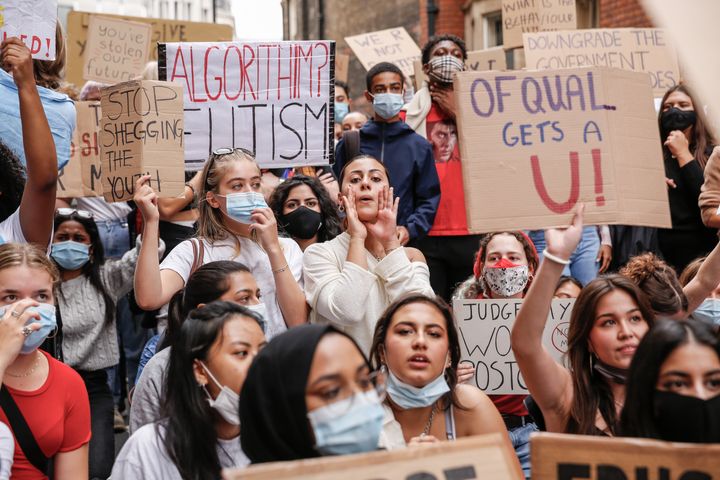 Nearly 280 thousand students saw their A-Levels downgraded after the introduction of the controversial award model Ofqual. Protesters say Ofqual privileges private schools and downgrades students of less privileged backgrounds. 