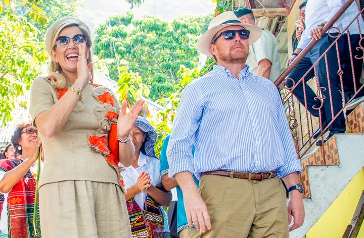 Máxima y Guillermo de Holanda durante una visita a Indonesia.