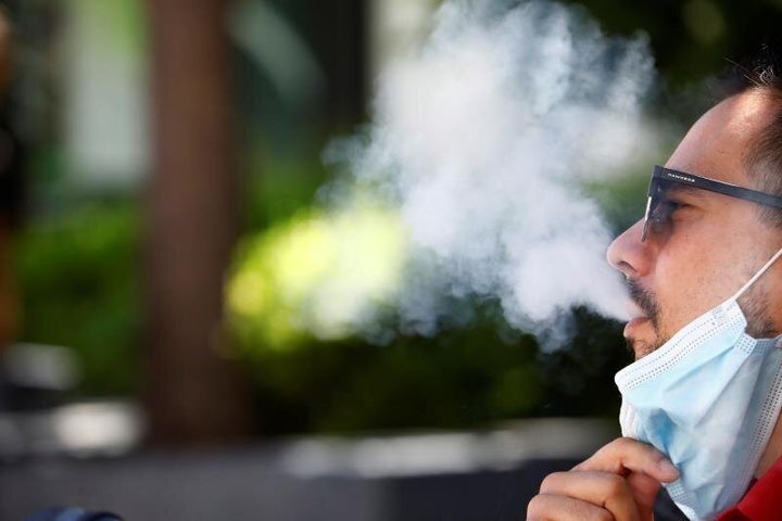 Madrid cierra el ocio nocturno desde medianoche y prohíbe fumar en la calle