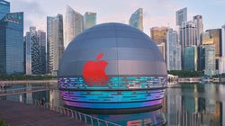 まるで宇宙船?球体のアップルストアが水上に浮かぶ。シンガポールの有名リゾートエリアに誕生