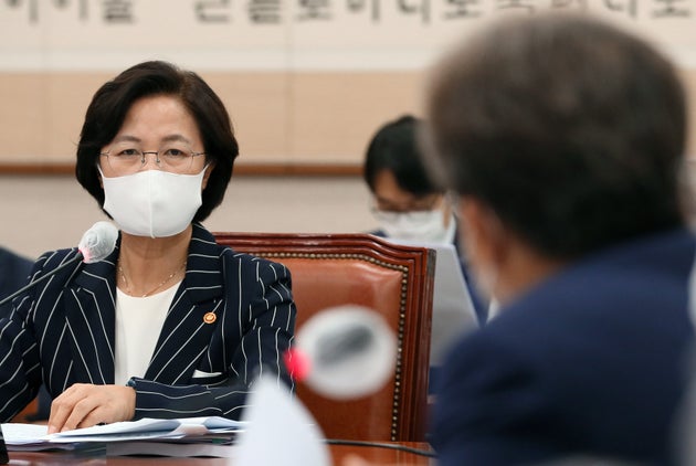 추미애 법무부 장관이 25일 오후 서울 여의도 국회에서 속개된 법제사법위원회 전체회의에서 의원들의 질의에 답변하고